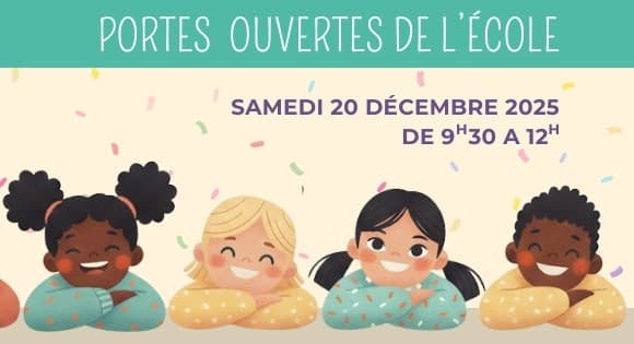 Parents et enfants visitant une salle de classe