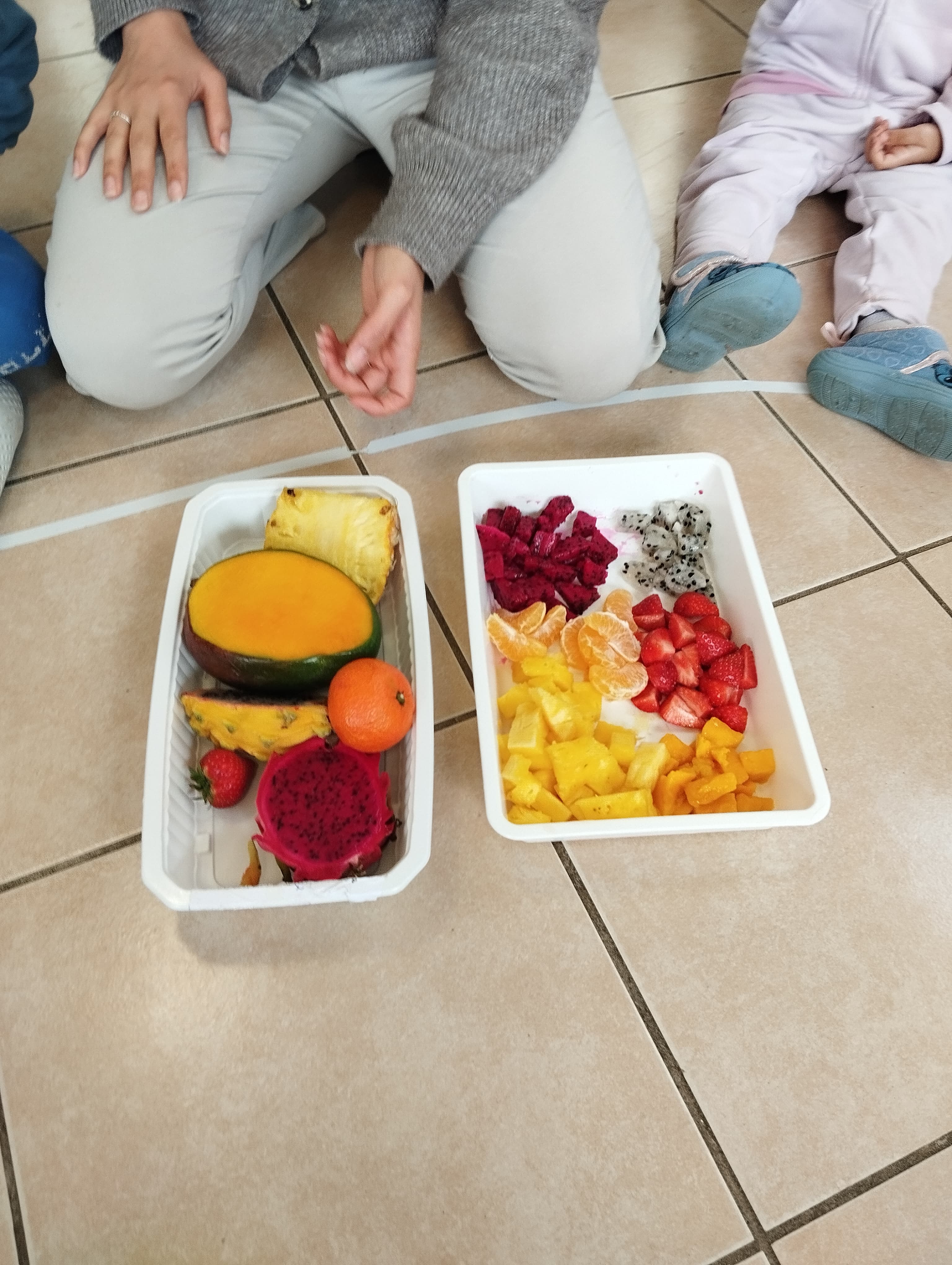 Dégustation de fruits en classe Montessori