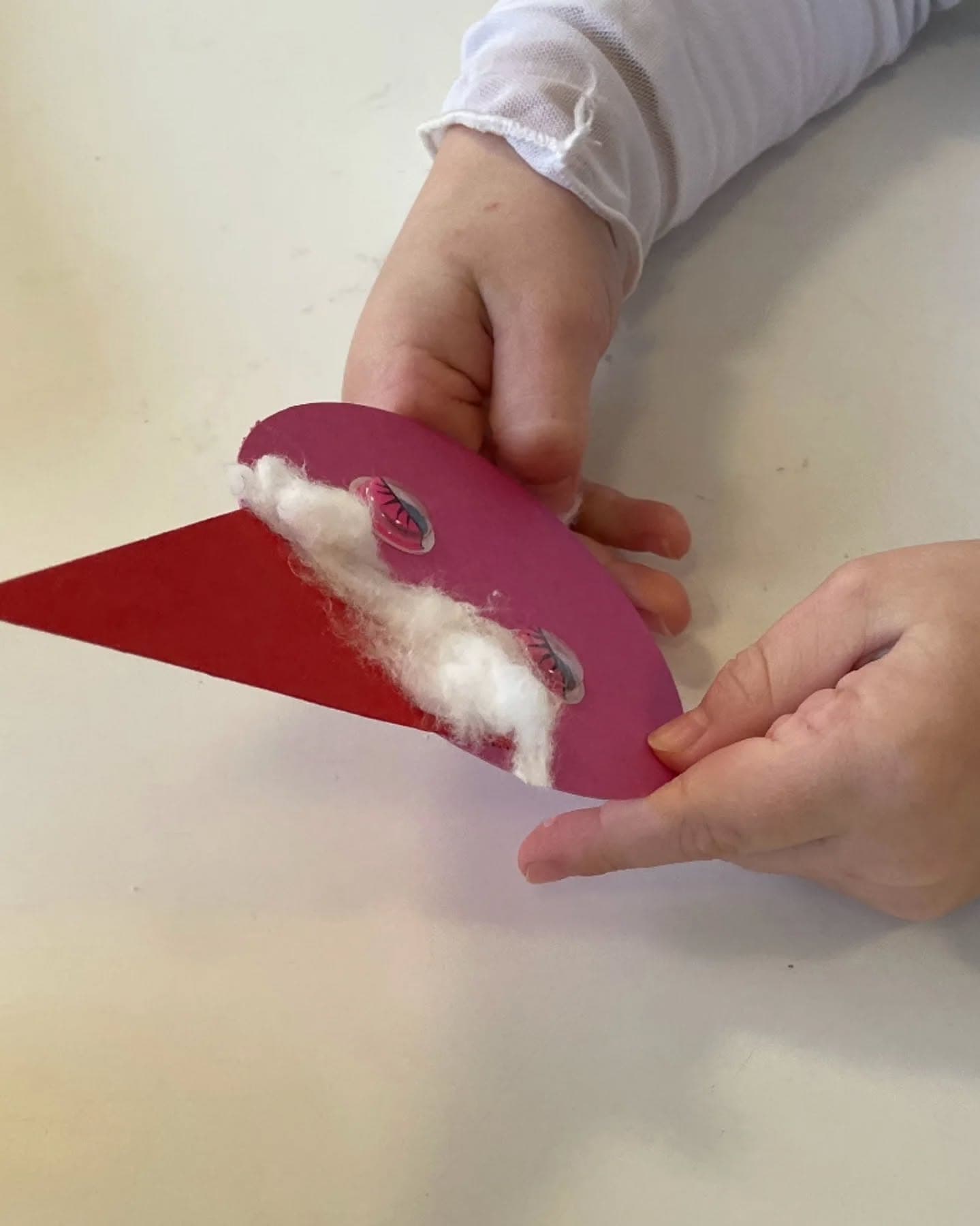 Enfants en tenue de Noël dans la cour de l’école