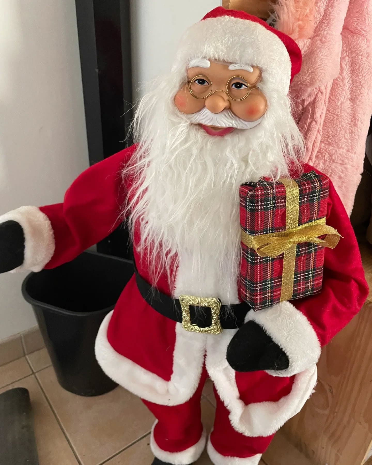 Groupe d’enfants en tenues de Noël